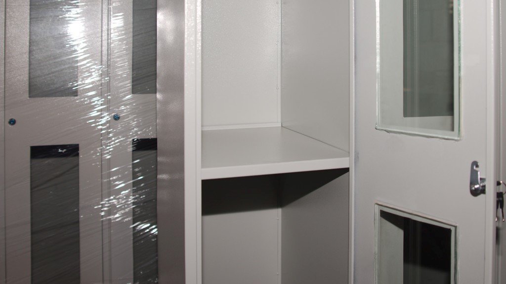 Garderobni ormani po HACCP standardu sa staklenim vratima u krupnom planu