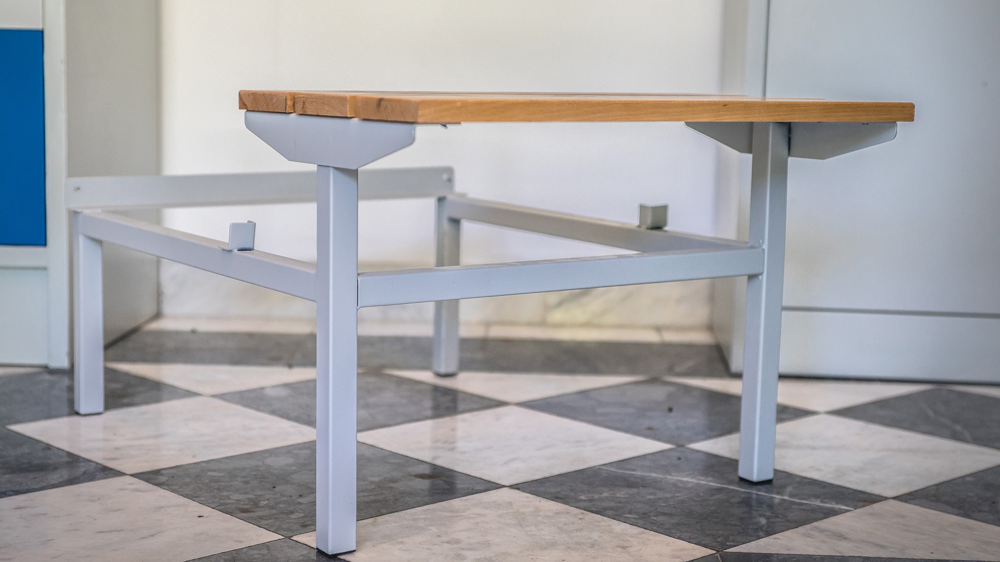 Drvena klupica za metalne garderobne ormane