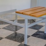 Drvena klupa za metalne garderobne ormane