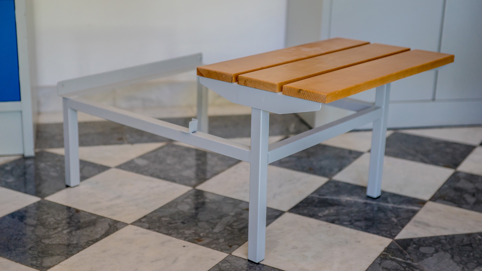 Drvena klupa za metalne garderobne ormane