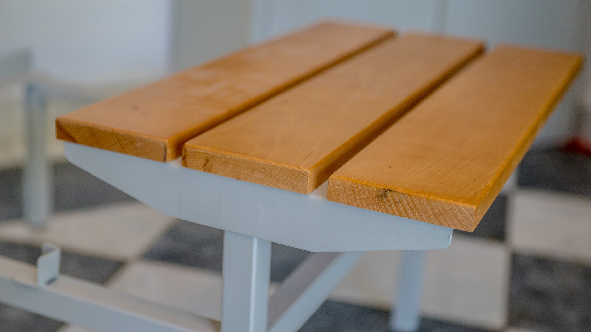 Drvena klupica za metalne garderobne ormane