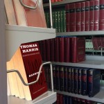 Knjižne police u biblioteci