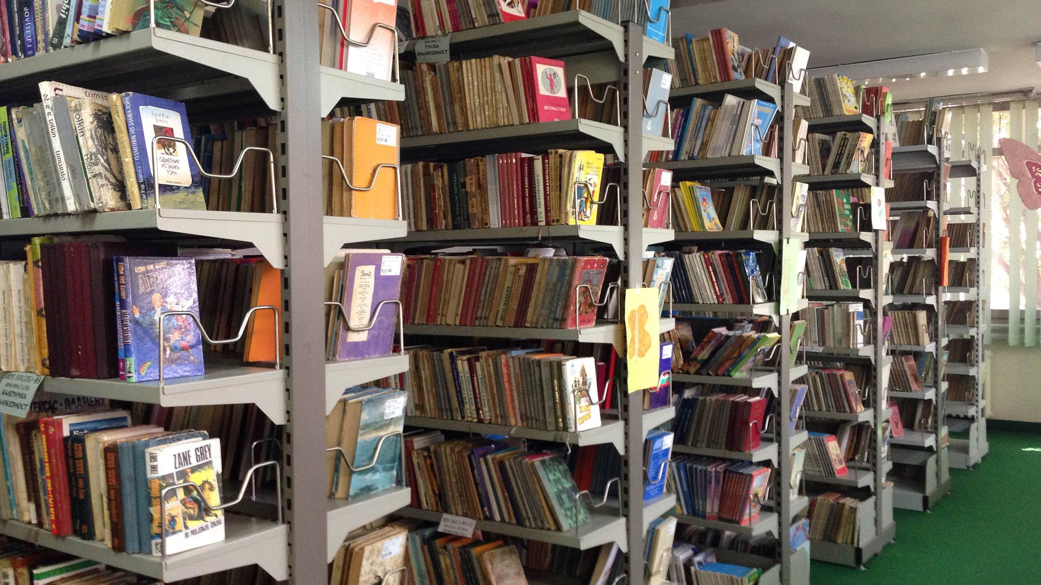 Knjižne police u biblioteci