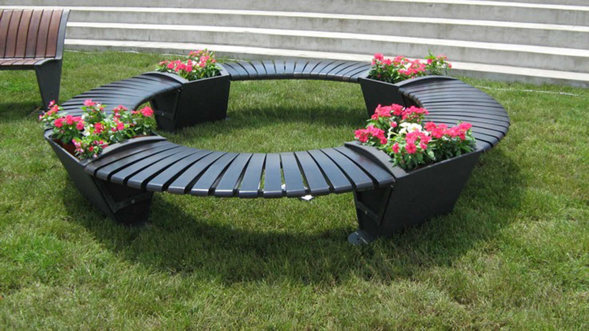 Kružna klupa i žardinjere