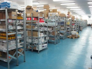 Skladište opremljeno metalnim magacinskim policama Super 123