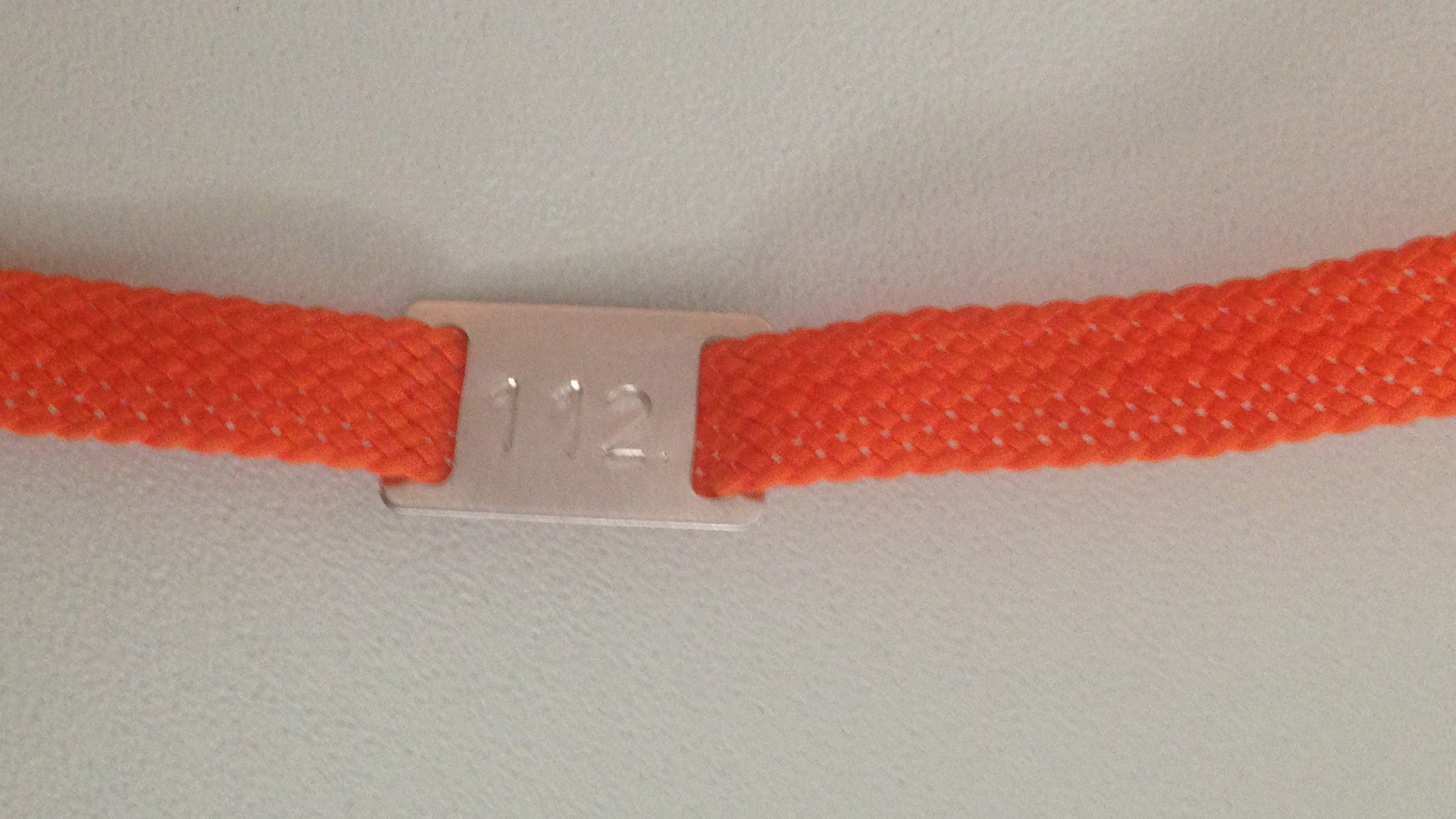 Perlon narukvica sa ugraviranom metalnom pločicom