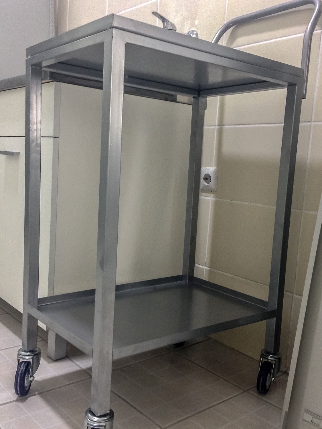 Metalna kolica za instrumente u veterini